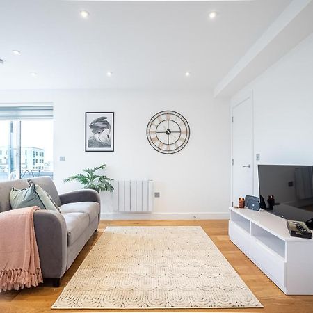 Luxe & Stylish 1 & 2 Bed Flats Near Heathrow, Legoland, & Windsor Слау Екстериор снимка