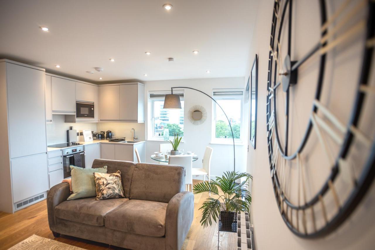 Luxe & Stylish 1 & 2 Bed Flats Near Heathrow, Legoland, & Windsor Слау Екстериор снимка