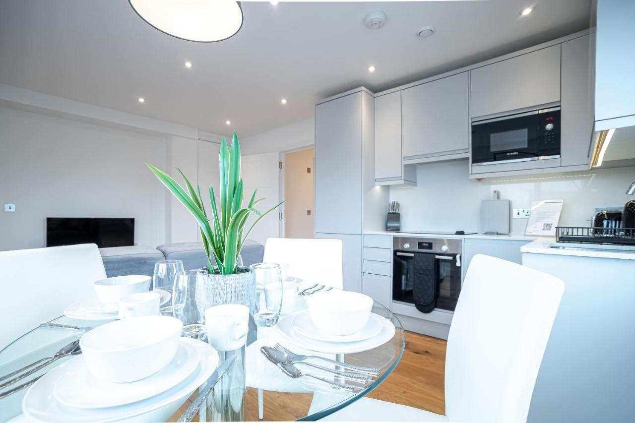 Luxe & Stylish 1 & 2 Bed Flats Near Heathrow, Legoland, & Windsor Слау Екстериор снимка