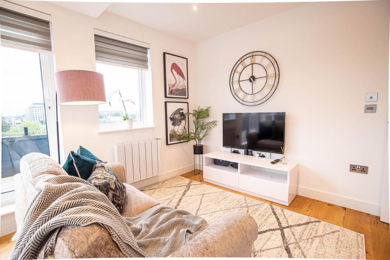 Luxe & Stylish 1 & 2 Bed Flats Near Heathrow, Legoland, & Windsor Слау Екстериор снимка
