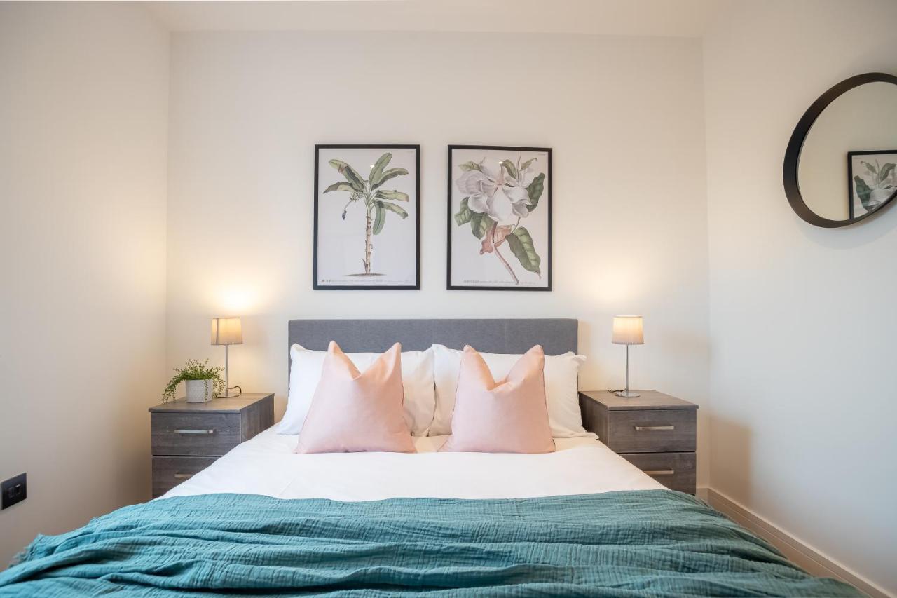 Luxe & Stylish 1 & 2 Bed Flats Near Heathrow, Legoland, & Windsor Слау Екстериор снимка