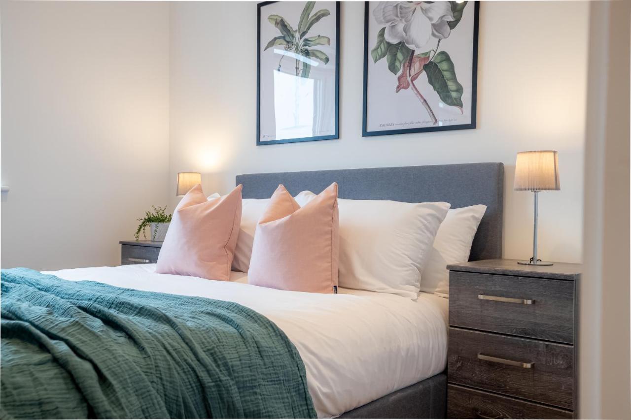 Luxe & Stylish 1 & 2 Bed Flats Near Heathrow, Legoland, & Windsor Слау Екстериор снимка