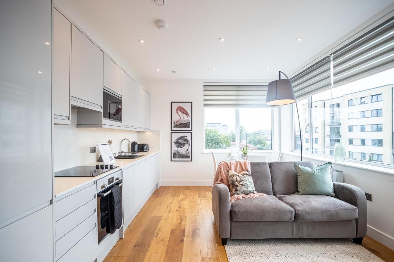 Luxe & Stylish 1 & 2 Bed Flats Near Heathrow, Legoland, & Windsor Слау Екстериор снимка