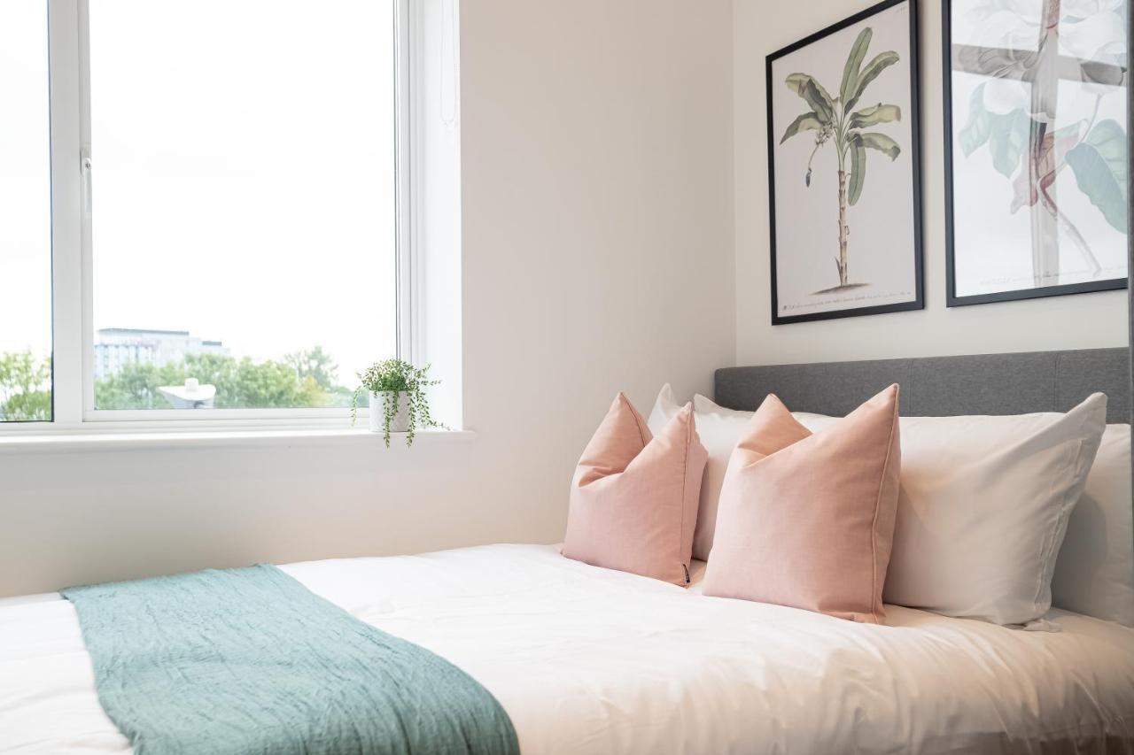 Luxe & Stylish 1 & 2 Bed Flats Near Heathrow, Legoland, & Windsor Слау Екстериор снимка