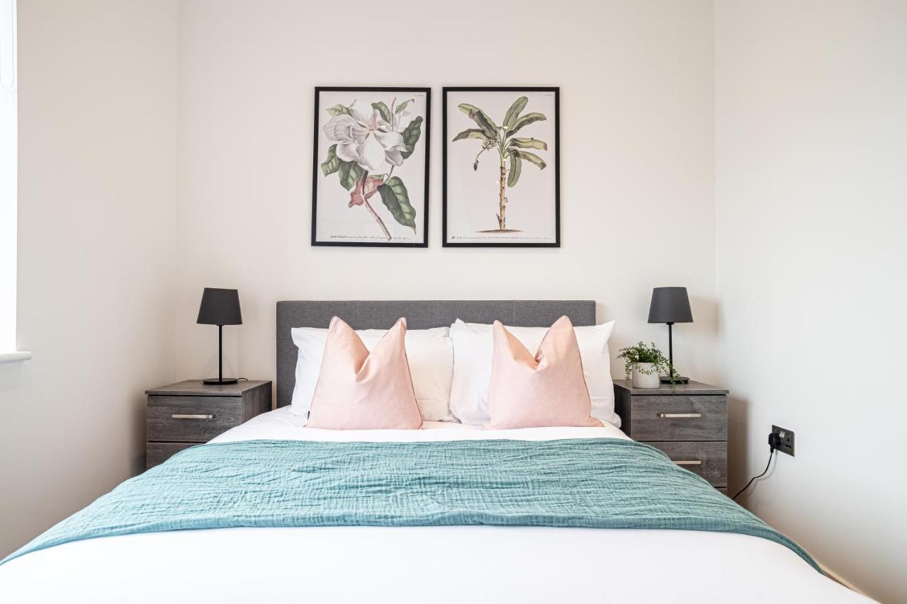 Luxe & Stylish 1 & 2 Bed Flats Near Heathrow, Legoland, & Windsor Слау Екстериор снимка