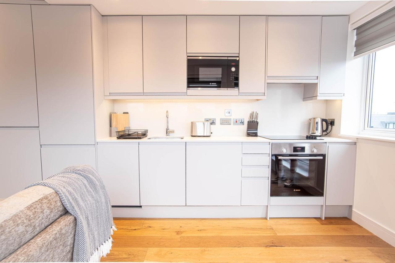 Luxe & Stylish 1 & 2 Bed Flats Near Heathrow, Legoland, & Windsor Слау Екстериор снимка