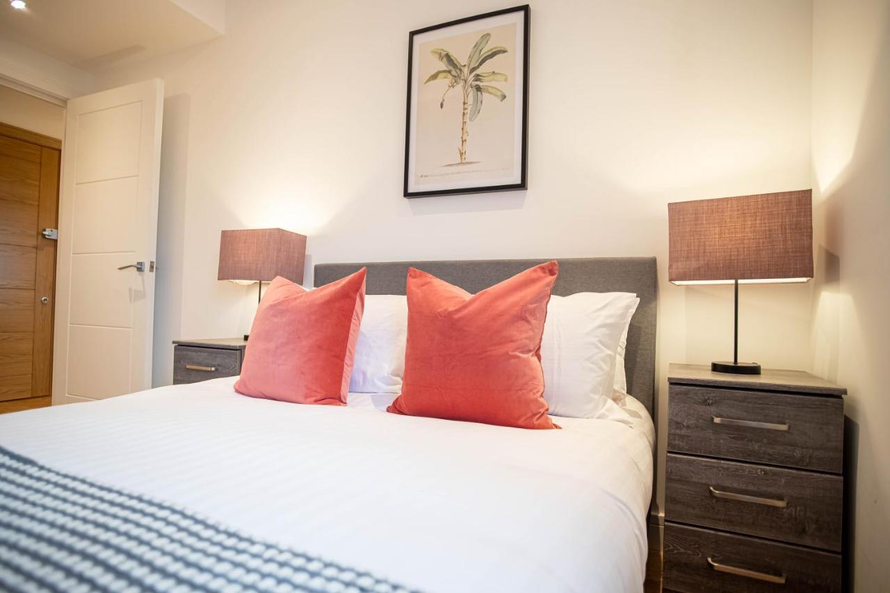 Luxe & Stylish 1 & 2 Bed Flats Near Heathrow, Legoland, & Windsor Слау Екстериор снимка