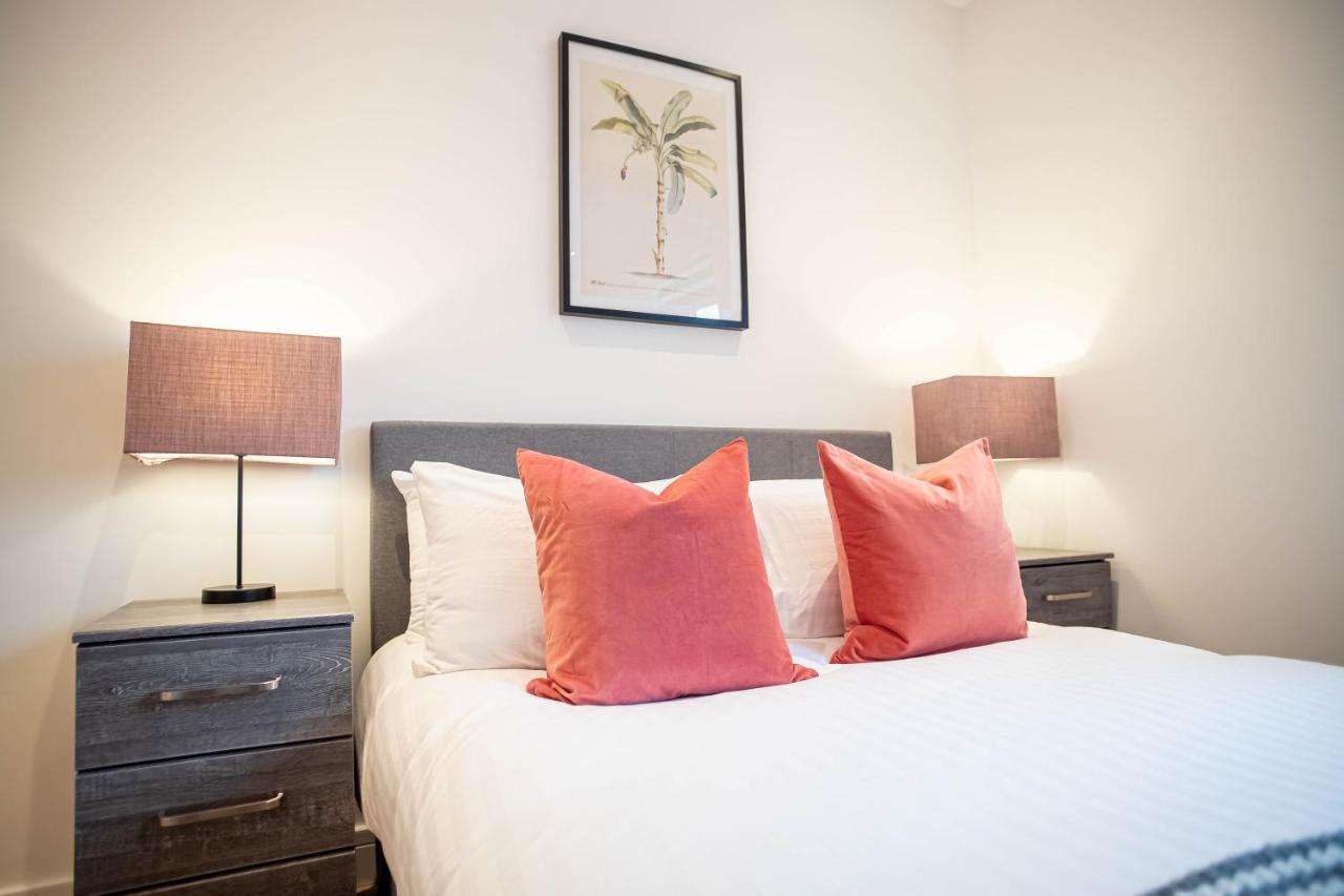 Luxe & Stylish 1 & 2 Bed Flats Near Heathrow, Legoland, & Windsor Слау Екстериор снимка